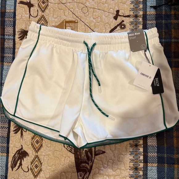 Forever 21 Womens Mid Rise Running Short-Juniors white green trim size L NWT - Picture 1 of 10